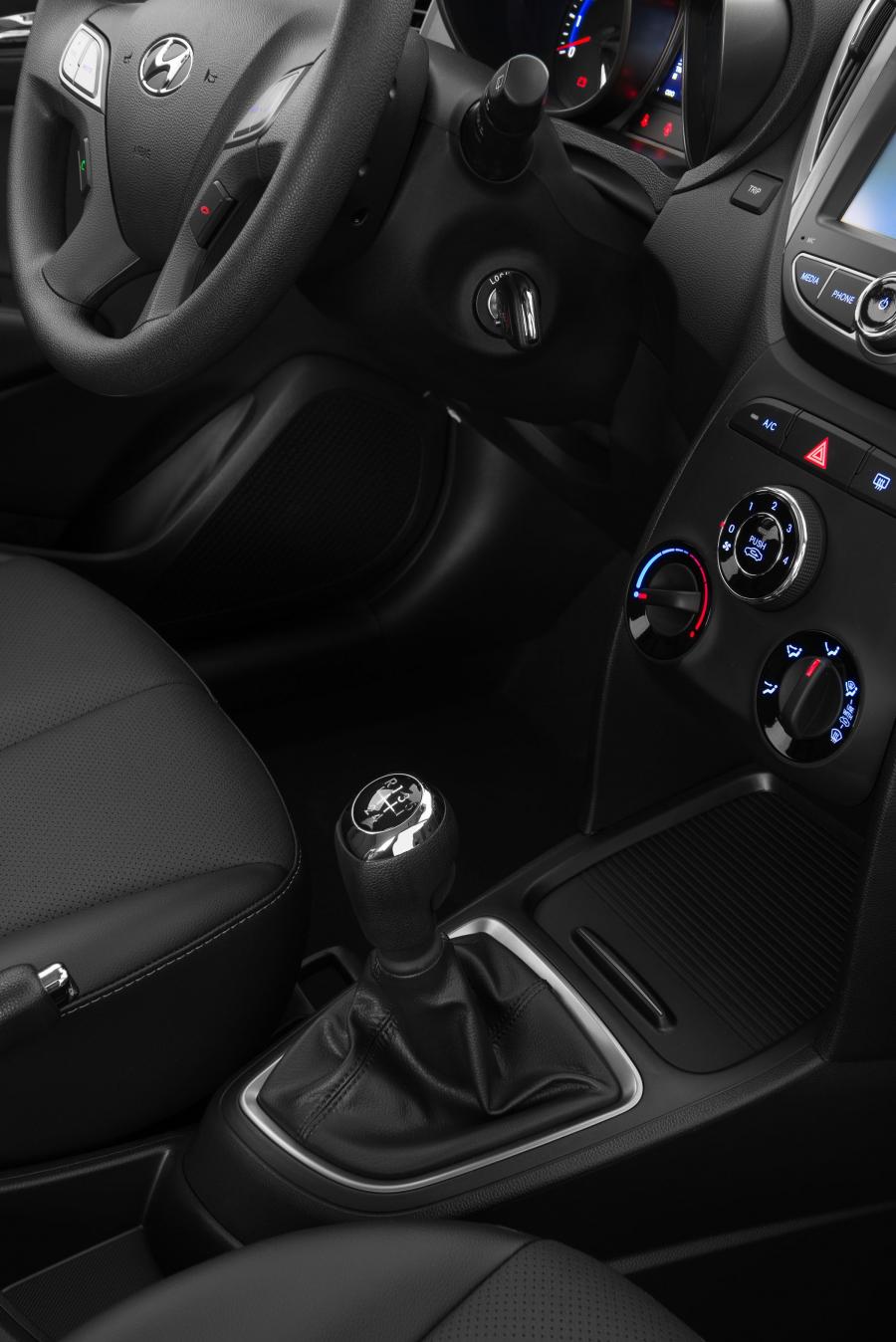 Интерьер Hyundai HB20 Spicy 1.6 2015 года  (фото 8 из 12)